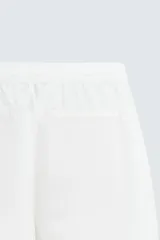 Pantalón azul marino de corte recto, con cintura elástica ajustable con cordón, bolsillos laterales y traseros.