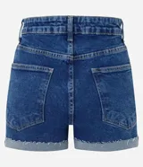 Short de jean azul oscuro, corte hot pants, tiro alto, con bolsillos delanteros y traseros, cierre con botón y cremallera, trabillas en la cintura y ruedo desflecado con dobladillo.