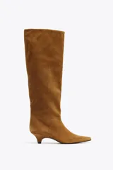 Bota de caña ancha color marrón de ante con tacón kitten y acabado en punta.