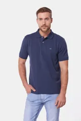 Remera polo color bordó de piqué liso, con cuello en rib y botones personalizados.
