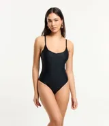 Malla enteriza negra de microfibra texturizada, con breteles finos ajustables, escote redondo y espalda cavada.