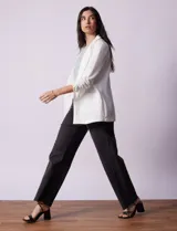 Blazer blanco de Robert Louis con cuello con solapa, abertura central con botón, bolsillos delanteros y mangas 3/4 con frunces.