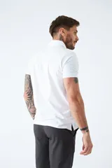 Polo de jersey color bordó, de manga corta, con logo bordado y fit regular.