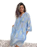 Camisola celeste con estampado de mandalas doradas, cuello mao y mangas 3/4.