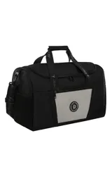 Bolso deportivo negro con detalles en gris, con bolsillos frontales y laterales, correa desmontable y regulable, y base con almohadillas antideslizantes.