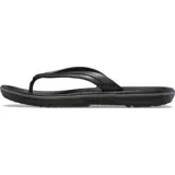 Ojotas Crocs Crocband™ Flip negras con una línea blanca en la suela y tiras blancas.