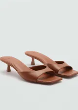 Sandalias destalonadas color crema, con punta cuadrada y tacón kitten.