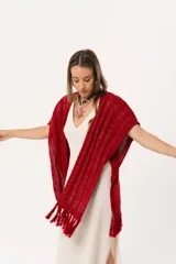 Ruana tejida de hilo color rojo con lurex y terminación de flecos.