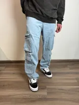 Pantalón jean celeste de corte cargo y estilo baggy, con múltiples bolsillos.