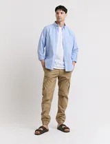 Pantalón cargo verde con bolsillos laterales, corte slim fit y tobillos elastizados.