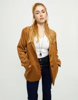 Collar largo con cadena dorada de eslabones rectangulares y dije de cristal facetado color gris oscuro con engarce dorado.