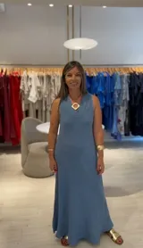 Vestido largo azul jean, con escote en V y breteles anchos.