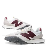 Championes New Balance modelo XC-72, color blanco, beige y bordó. Confeccionados en gamuza y textil, con logo "N" en el lateral y suela de goma con diseño texturizado.