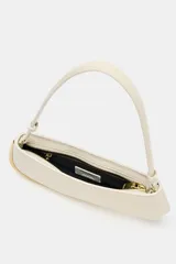 Bolso de hombro alargado color negro, con asa corta y detalle metálico dorado en un lateral.