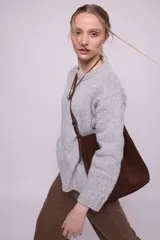 Buzo negro de alpaca y nylon, con cuello redondo y mangas largas. Silueta ligeramente oversize.