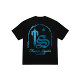 Camiseta negra de corte estándar con estampado azul que incluye el logo de Trapstar, una estrella y texto en latín.