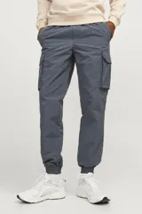 Pantalón jogging cargo gris oscuro de tejido de sarga de nylon, con cintura elástica ajustable con cordón, bolsillos laterales, frontales y traseros, y bajos con rib.