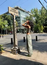 Pantalón de jean celeste de corte recto y tiro bajo.