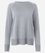 Suéter de punto color gris plateado, con cuello redondo y mangas largas. Presenta puños y bajo acanalados.