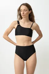 Bikini bottom de corte clásico, color rojo.