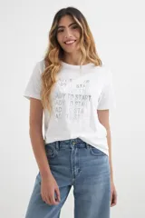 Remera blanca de algodón con cuello redondo y estampado frontal con la frase "Ready to Start" repetida en color plateado.