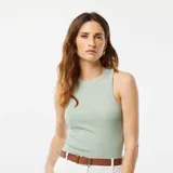 Musculosa verde con sisas anchas y cuello redondo.
