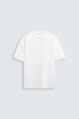 Camiseta blanca de algodón interlock con elasticidad, corte recto, cuello redondo y mangas cortas.