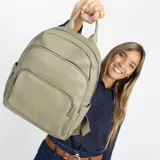 Mochila bordeaux de símil cuero con cierres metálicos, doble bolsillo frontal, asa de mano y correas regulables en galón.