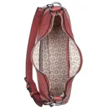 Bandolera Guess Berkton color ladrillo, con correa de mano y correa bandolera de tela con logo de la marca.