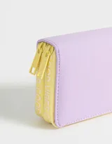 Billetera rectangular color lila con detalles en amarillo, formato fichero de tela deportiva con doble cierre circundante.