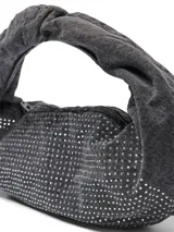Bolso de hombro gris oscuro con textura denim y detalles de glitter plateado. Tiene cierre de cremallera y asa corta.