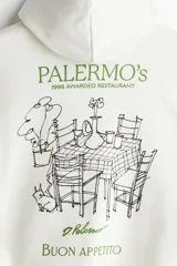 Canguro color crema con capucha, bolsillo tipo canguro y puños y bajo acanalados. Estampado frontal con texto "Palermo's We Assured Restaurant Palermo".
