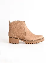 Bota corta color tostado de cuero vacuno con suela de caucho antideslizante y cierre lateral.