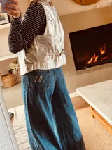 Chaleco de cuero ovino italiano color dorado, con tachas plateadas.