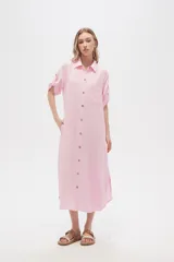 Vestido camisero midi negro de corte holgado, con cuello camisero, mangas cortas con trabillas, cierre frontal con botones, bolsillo en el pecho y bolsillos laterales.