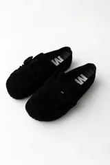 Slipper de gamuza color ladrillo con hebilla forrada y plantilla de cuero.