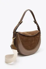 Bolso bandolera ovalado color verde oliva, con solapa de gamuza y asa de cuero ajustable.