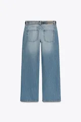 Pantalón de jean celeste de corte recto, tiro medio y cinco bolsillos. Incluye cinturón negro con hebilla plateada.
