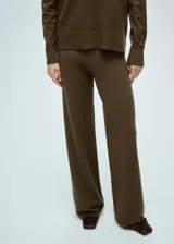 Pantalón de punto fino color marrón, de tiro alto, corte recto y diseño wideleg.
