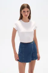 Top blanco cropped de poliéster, al cuerpo y cuello a la base.
