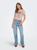 Remera rosa de algodón con cuello redondo y mangas cortas. Estampado frontal con la frase "Tomorrow is not promised" sobre un diseño de ángel, flores y calavera.