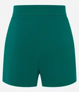 Short color beige de tela bengaline con bolsillos delanteros y cremallera lateral.