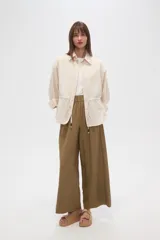 Chaqueta color beige de viscosa con botones, cuello camisero y cordón ajustable en la cintura.