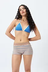 Short tejido a rayas horizontales en tonos beige y gris, con cintura ancha elastizada.