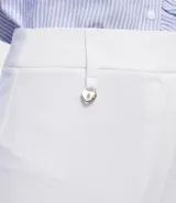 Pantalón blanco de crepé, corte recto, con trabillas en la cintura, cierre con botón y cremallera, y colgante de corazón metálico.