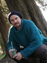 Sweater de punto grueso color topo, con cuello alto y corte holgado.