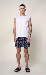 Short de baño negro con estampado de dragones y símbolos de yin yang en tonos rosa, celeste y verde.