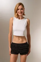 Top cropped marrón, ajustado al cuerpo y con cuello a la base.