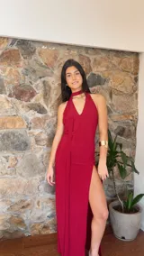 Vestido largo de jersey texturado a rayas finas, con escote halter profundo y tajo lateral.