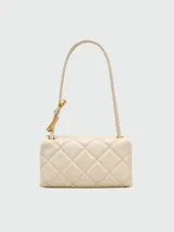 Bolso de hombro pequeño de cuero acolchado color beige claro, con diseño de rombos y cierre giratorio metálico dorado. Posee correa fina para llevar al hombro.
